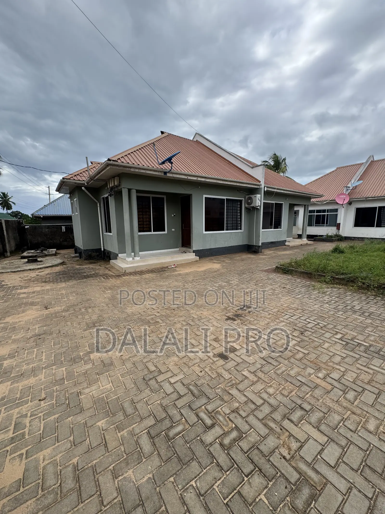 8bdrm Apartment in Kigamboni for sale