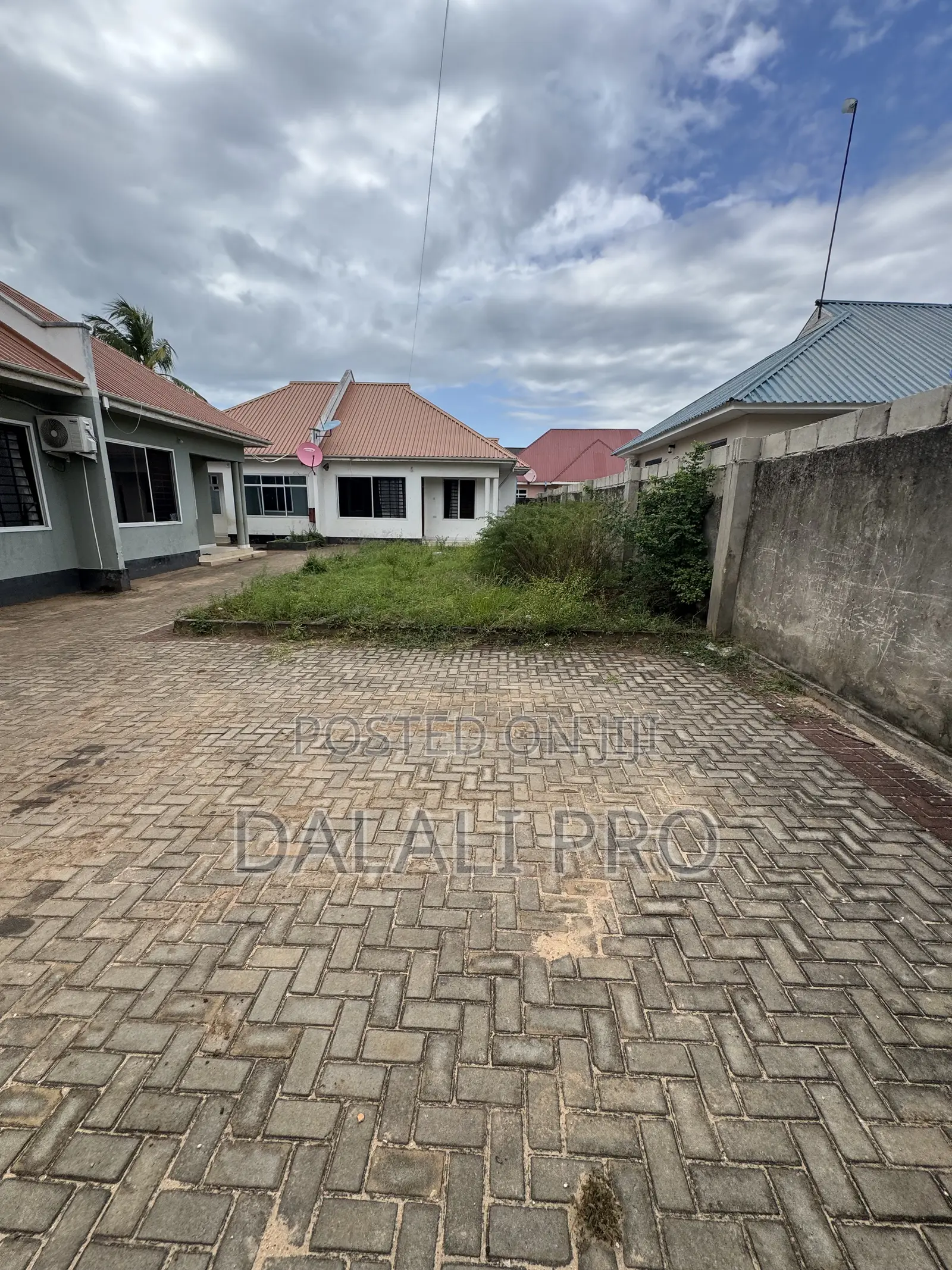 8bdrm Apartment in Kigamboni for sale