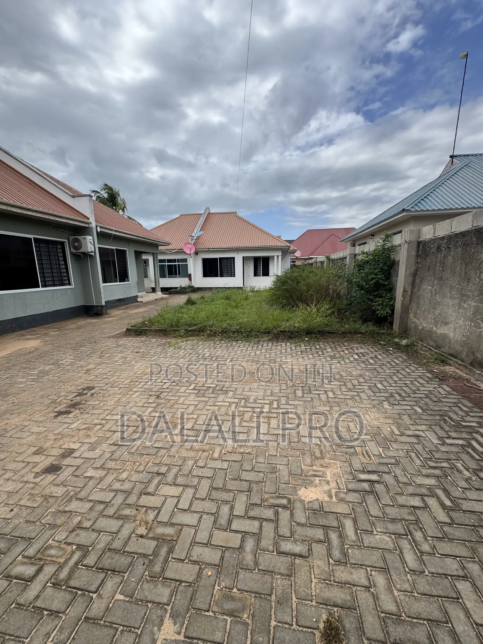 8bdrm Apartment in Kigamboni for sale
