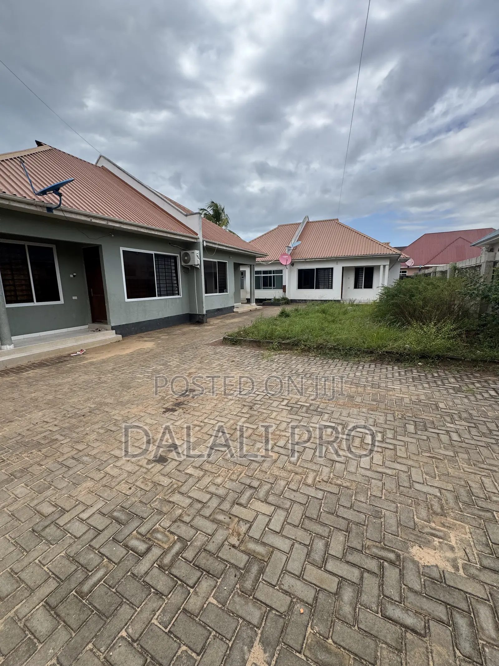 8bdrm Apartment in Kigamboni for sale