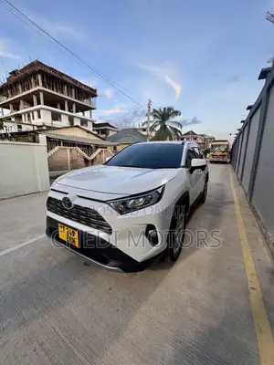 Toyota RAV4 2021 White