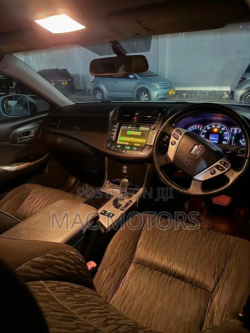 Toyota Crown 2010 White