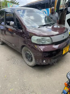 Toyota Porte 2005 Maroon