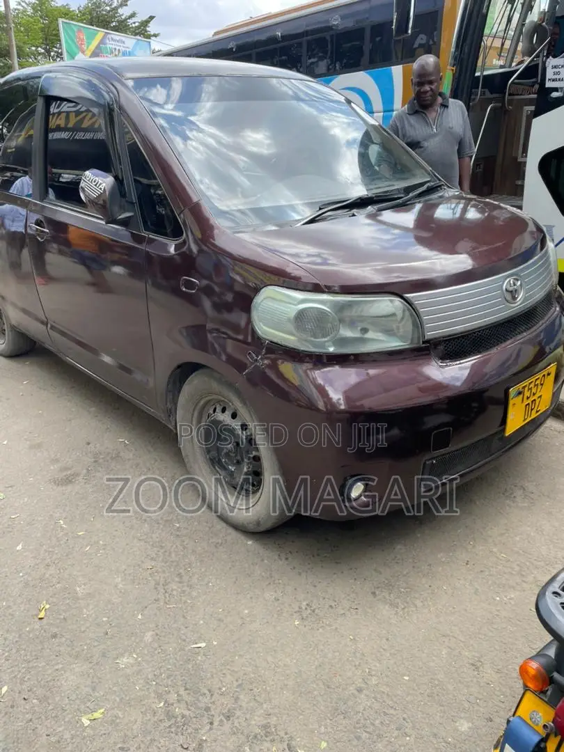 Toyota Porte 2005 Maroon
