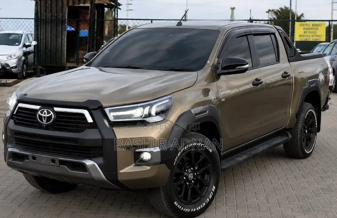 Toyota Hilux 2023 Brown
