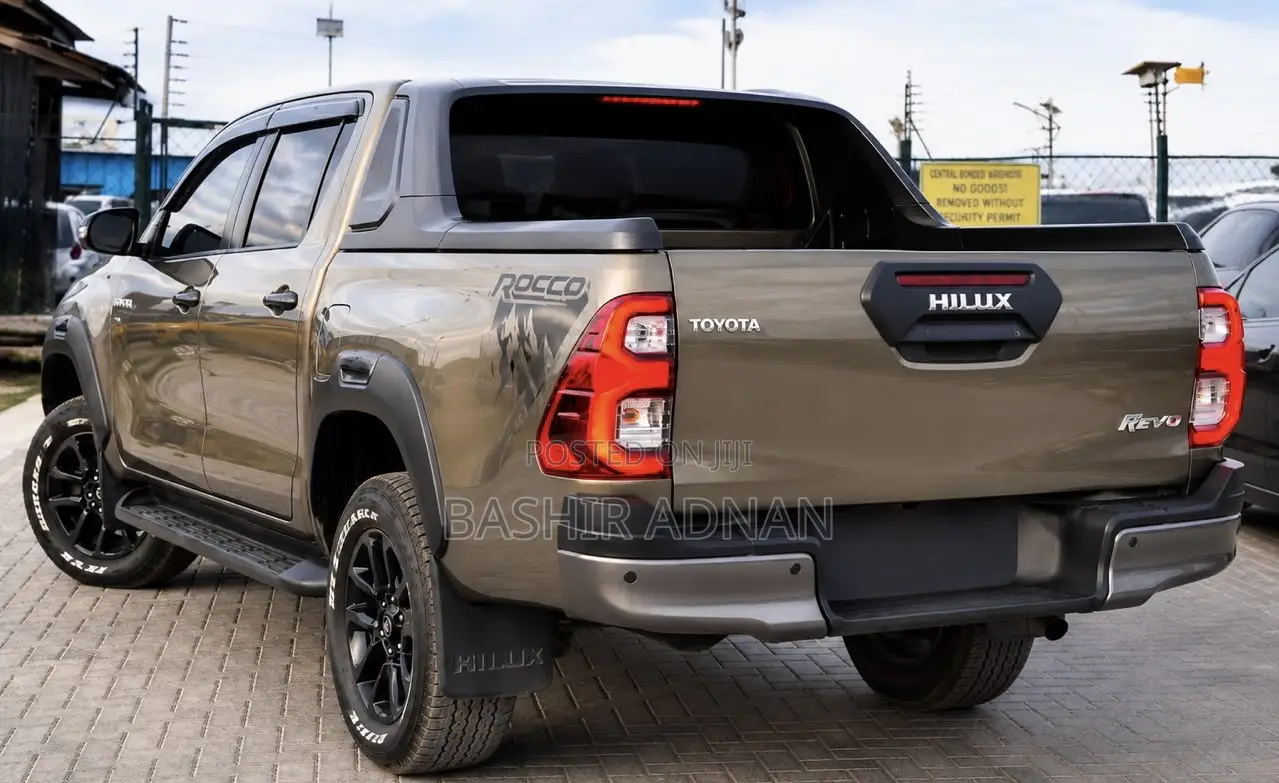 Toyota Hilux 2023 Brown