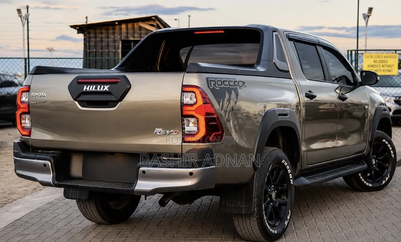 Toyota Hilux 2023 Brown