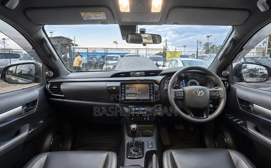 Toyota Hilux 2023 Brown