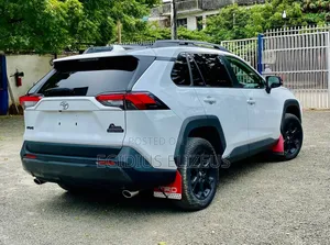Toyota RAV4 2021 White