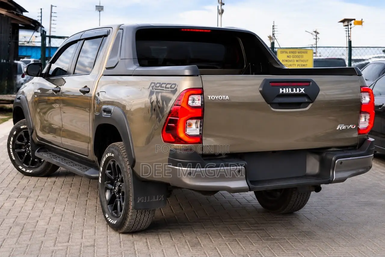 Toyota Hilux 2022 Brown