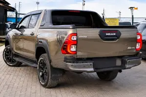 Toyota Hilux 2022 Brown