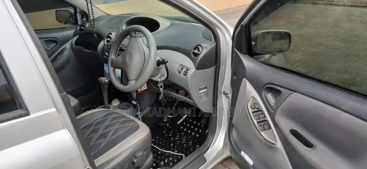 Toyota Vitz 2003 Silver