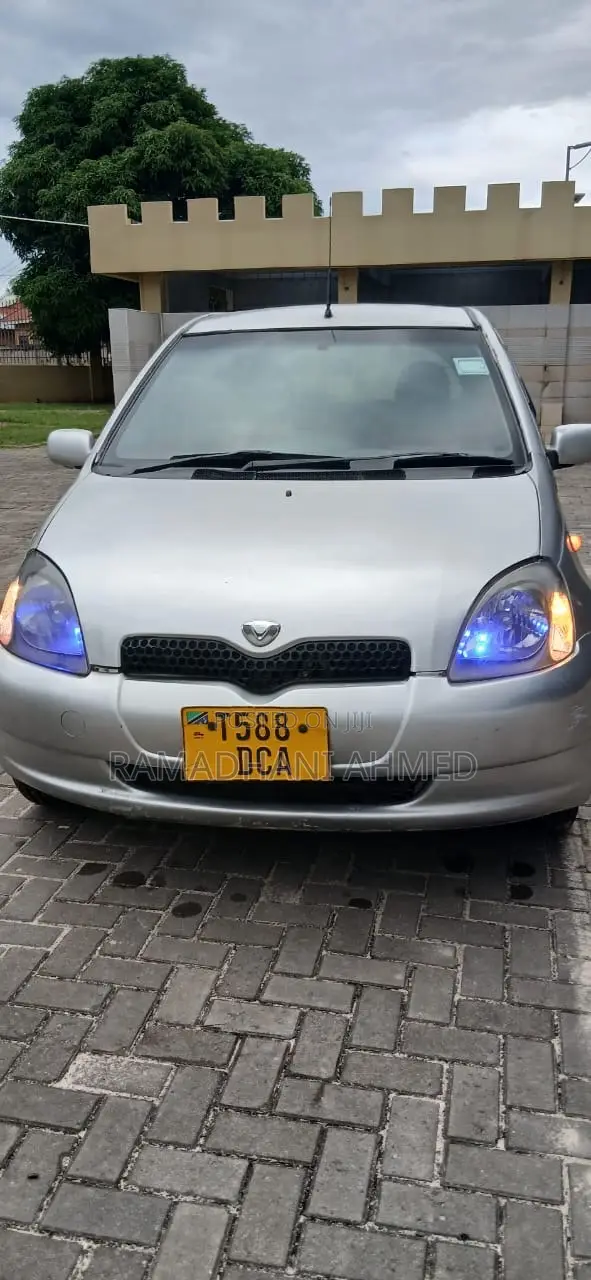 Toyota Vitz 2003 Silver