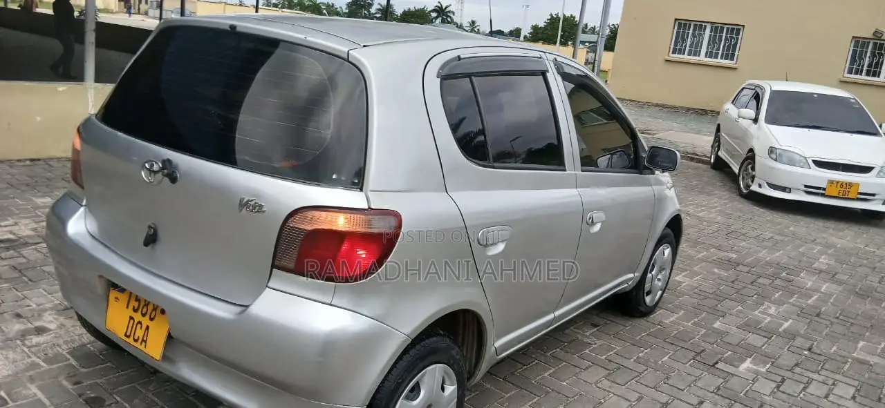Toyota Vitz 2003 Silver