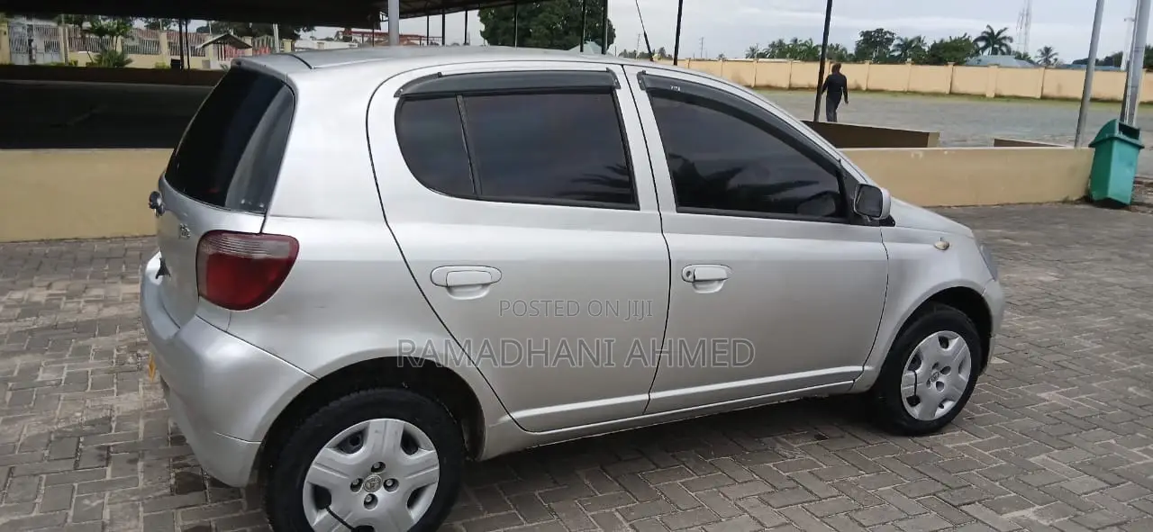 Toyota Vitz 2003 Silver