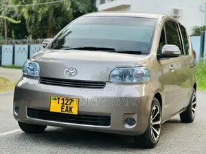 Toyota Porte 2005 Gold