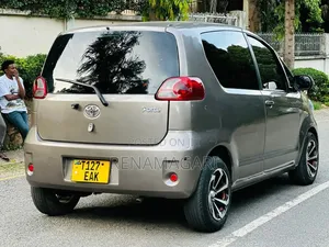Toyota Porte 2005 Gold