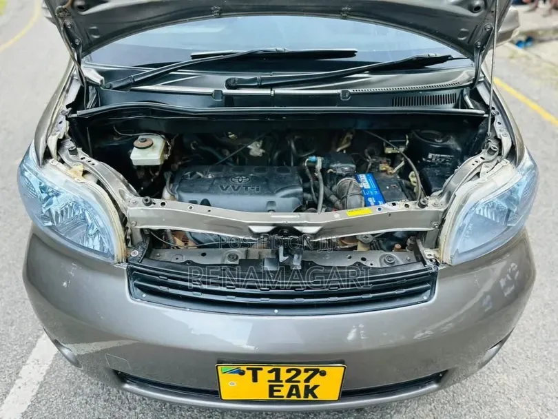 Toyota Porte 2005 Gold