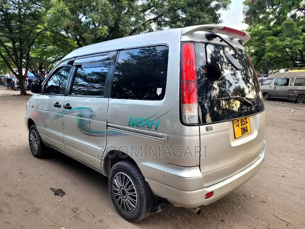Toyota Noah 2002 Silver