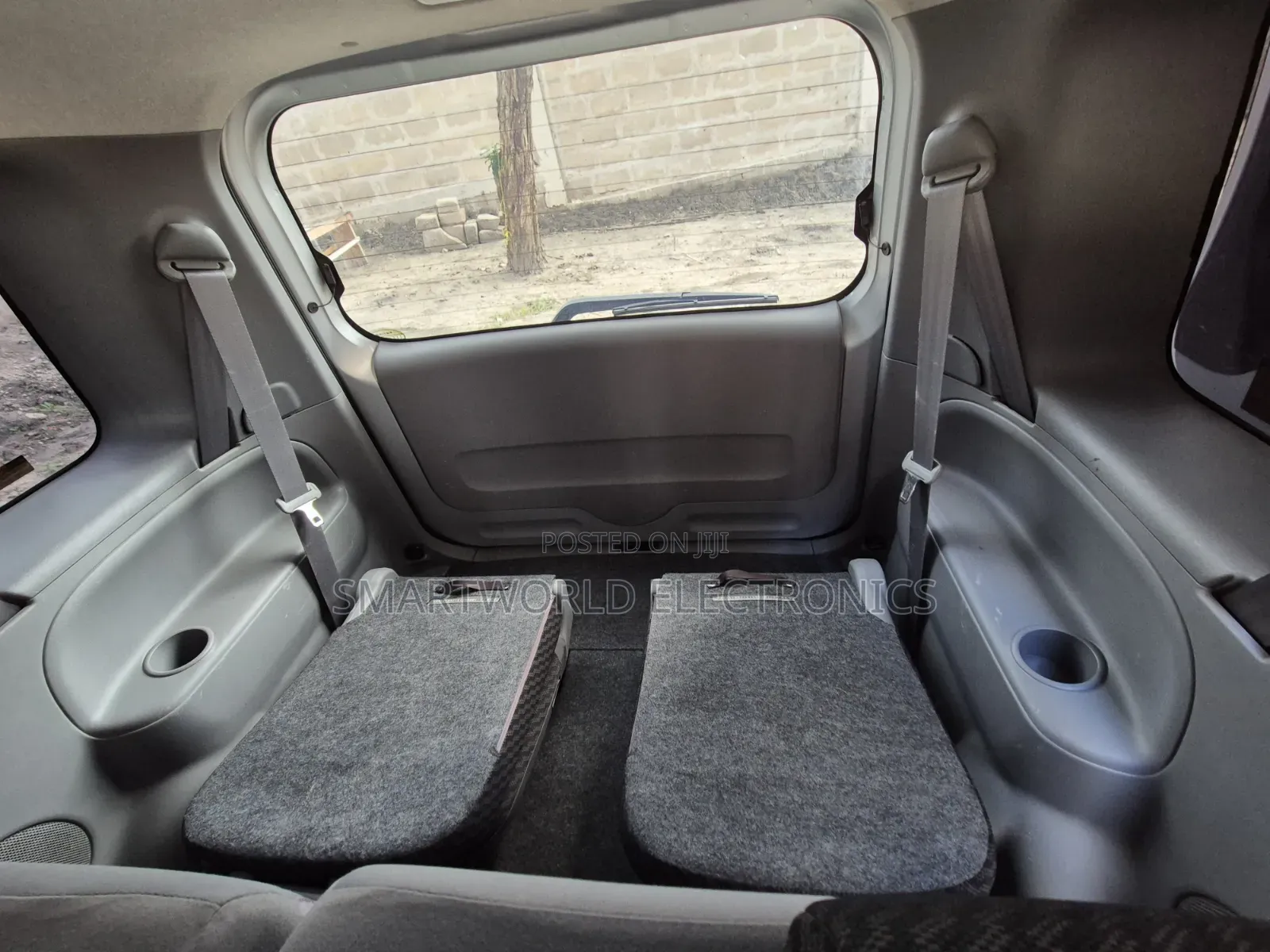 Toyota Sienta 1.5 FWD 2010 Silver