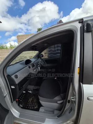 Toyota Sienta 1.5 FWD 2010 Silver