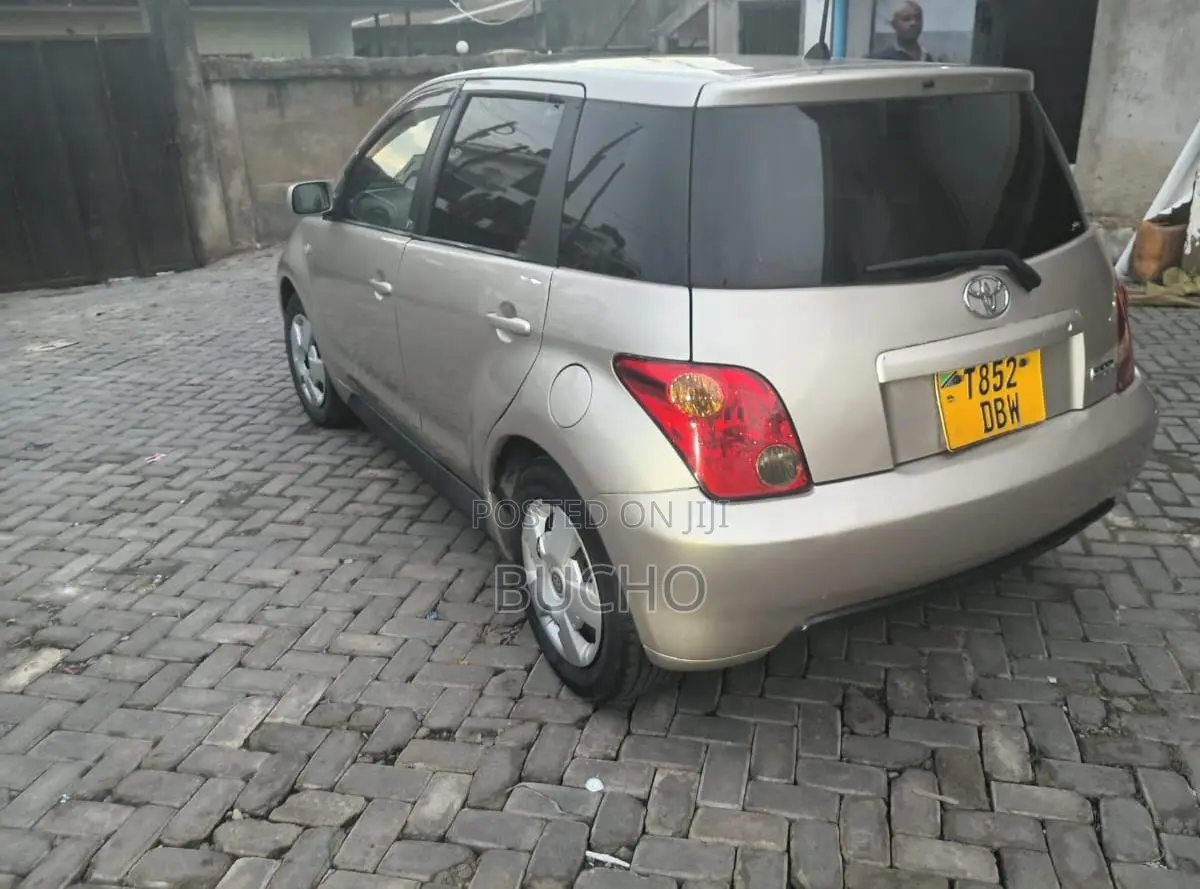 Toyota IST 2004 Gold
