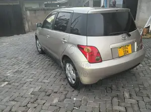 Toyota IST 2004 Gold