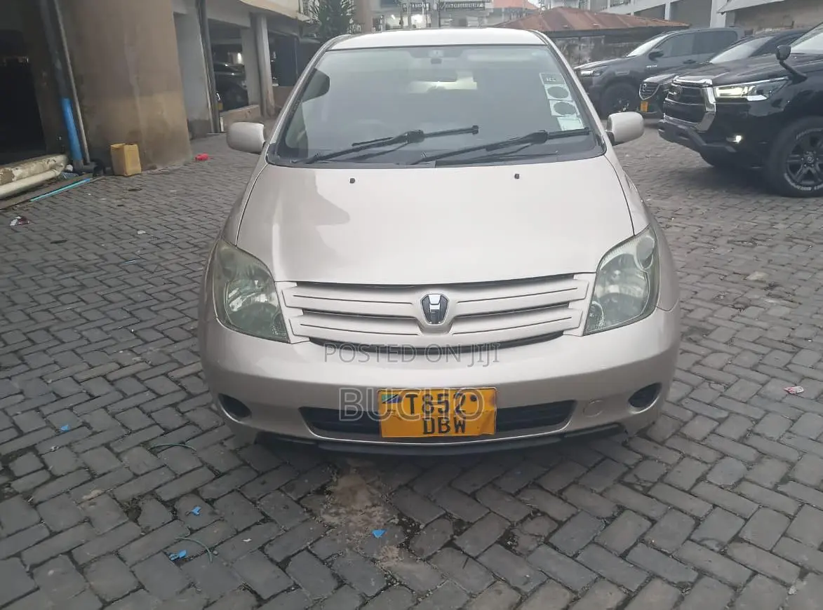Toyota IST 2004 Gold
