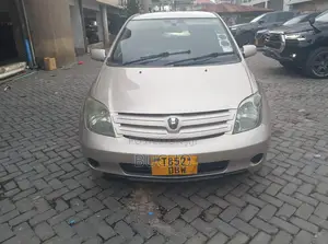 Toyota IST 2004 Gold