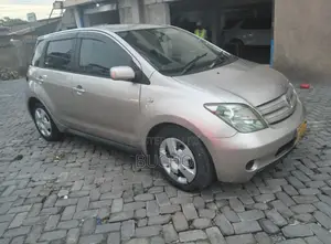Toyota IST 2004 Gold