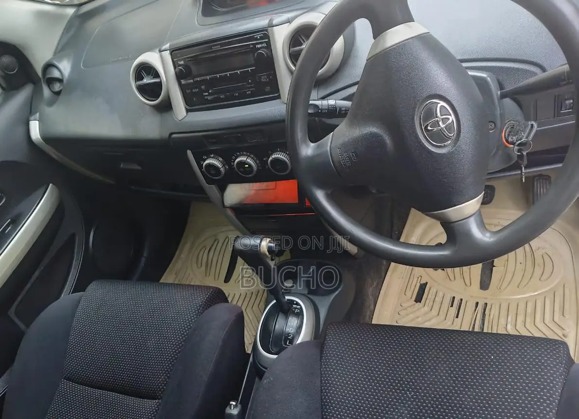 Toyota IST 2004 Gold