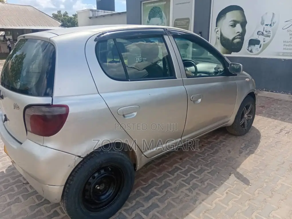 Toyota Vitz 2003 Silver
