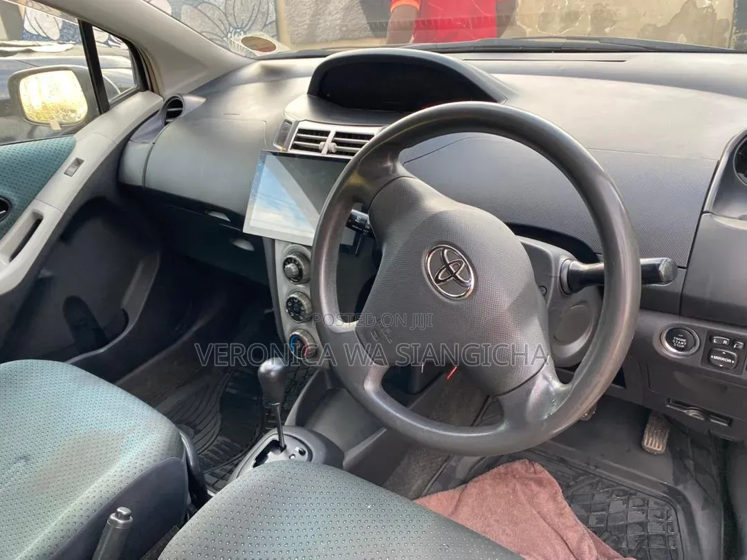 Toyota Vitz 2002 Silver