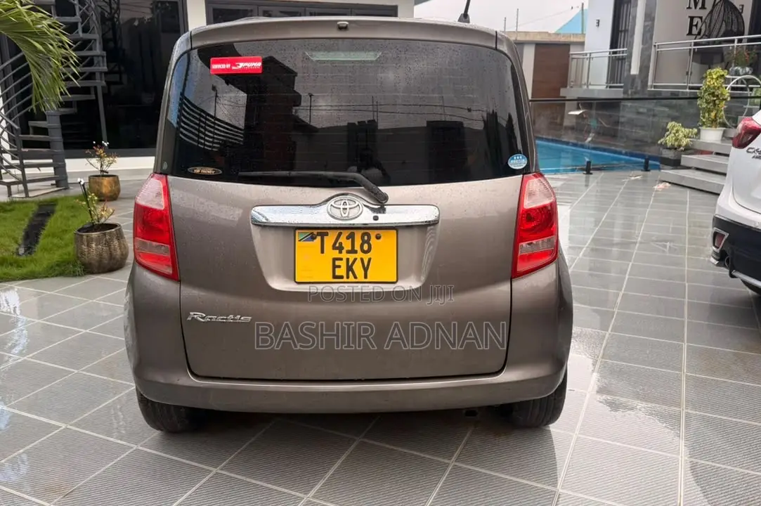 Toyota Ractis 1.5 FWD 2006 Brown