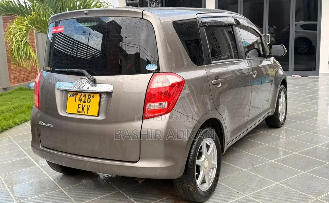 Toyota Ractis 1.5 FWD 2006 Brown