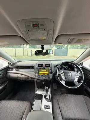 Toyota Crown 2010 White