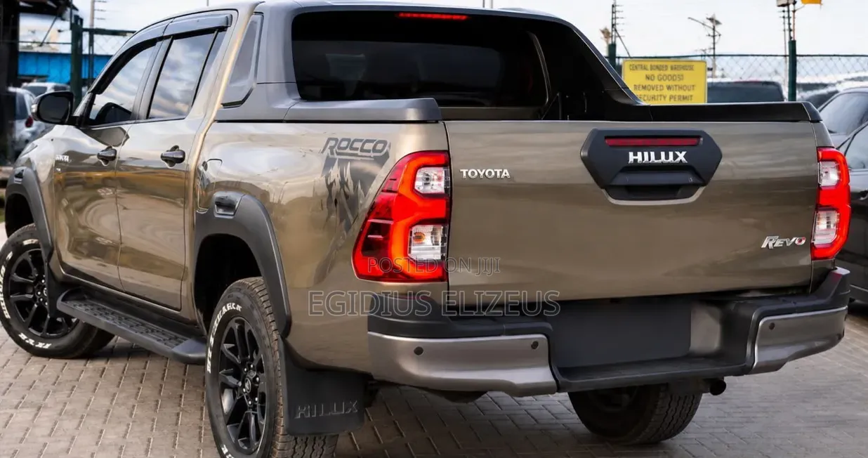 New Toyota Hilux 2023 Beige