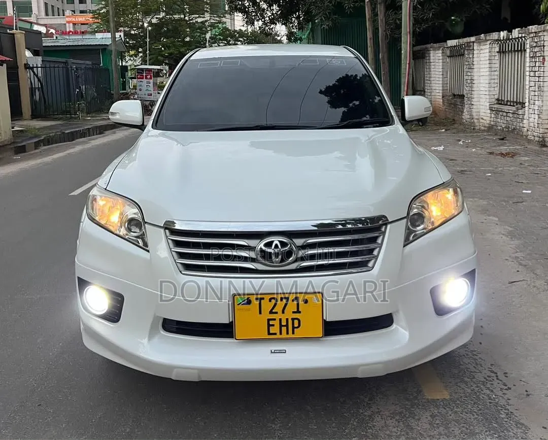 Toyota Vanguard 2011 White