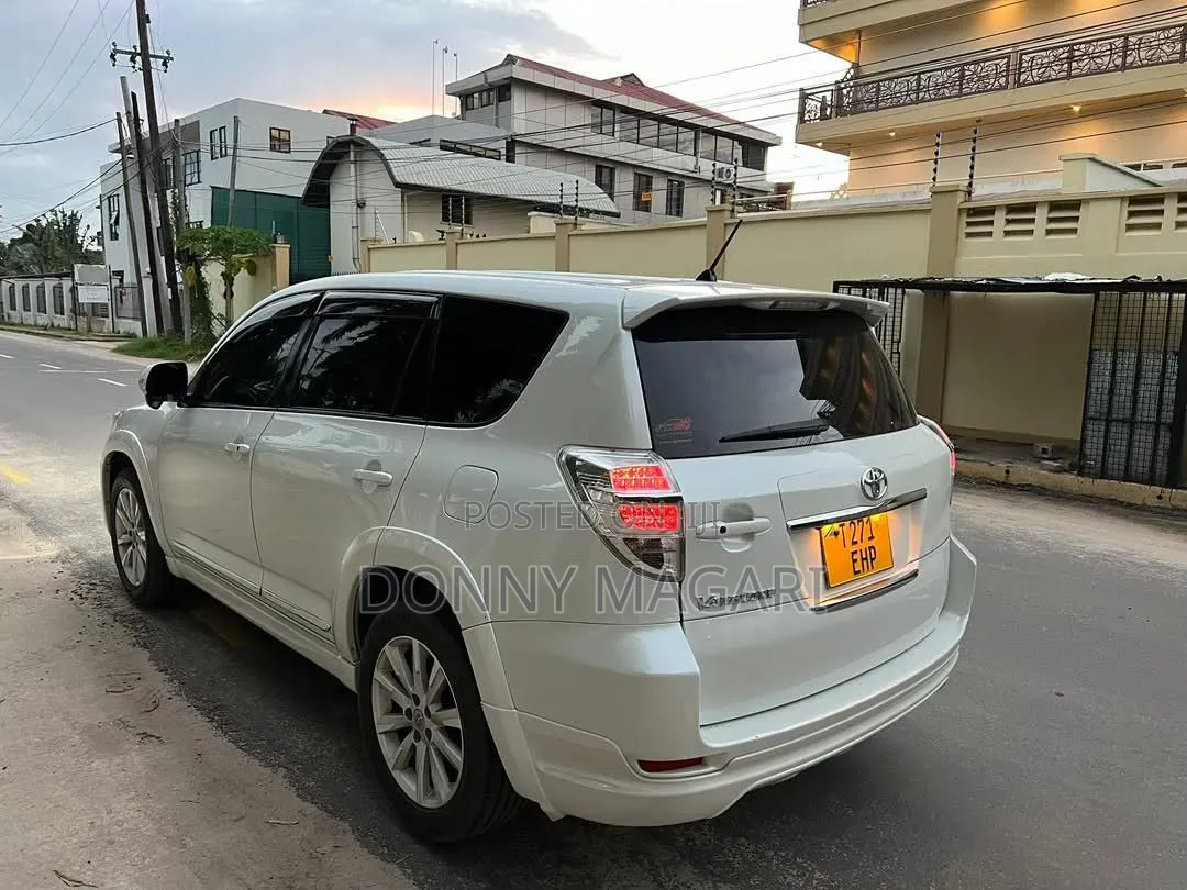 Toyota Vanguard 2011 White