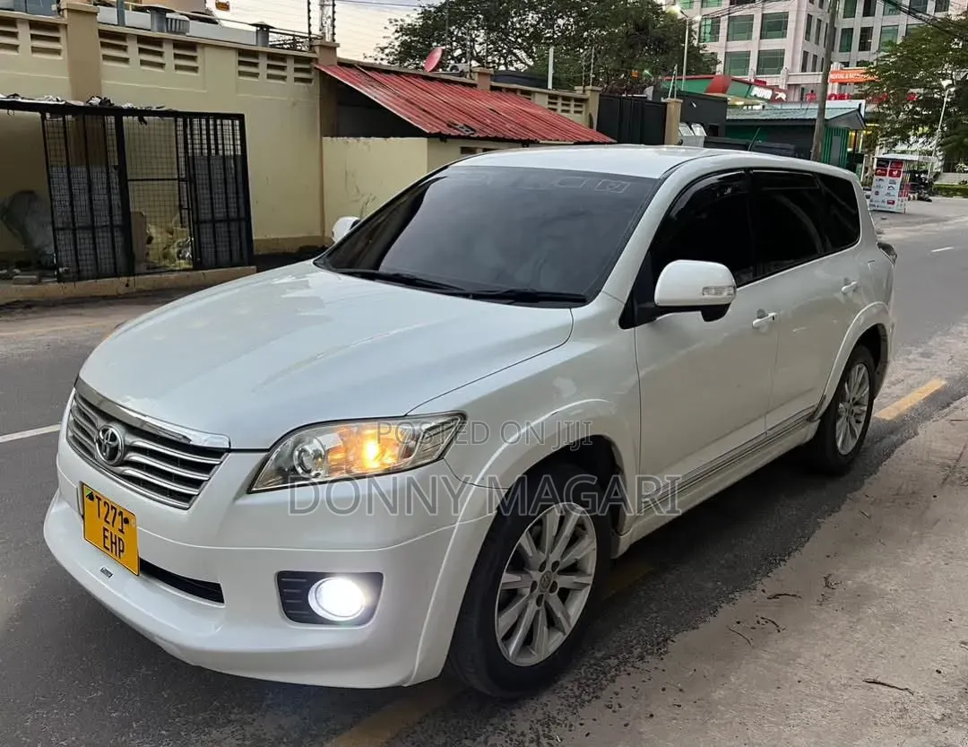 Toyota Vanguard 2011 White