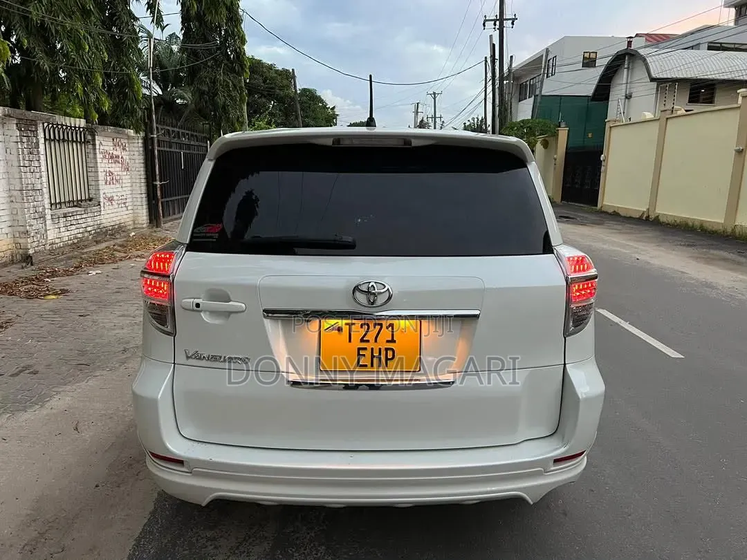 Toyota Vanguard 2011 White
