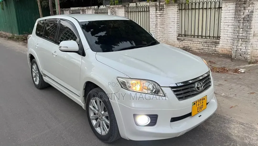 Toyota Vanguard 2011 White