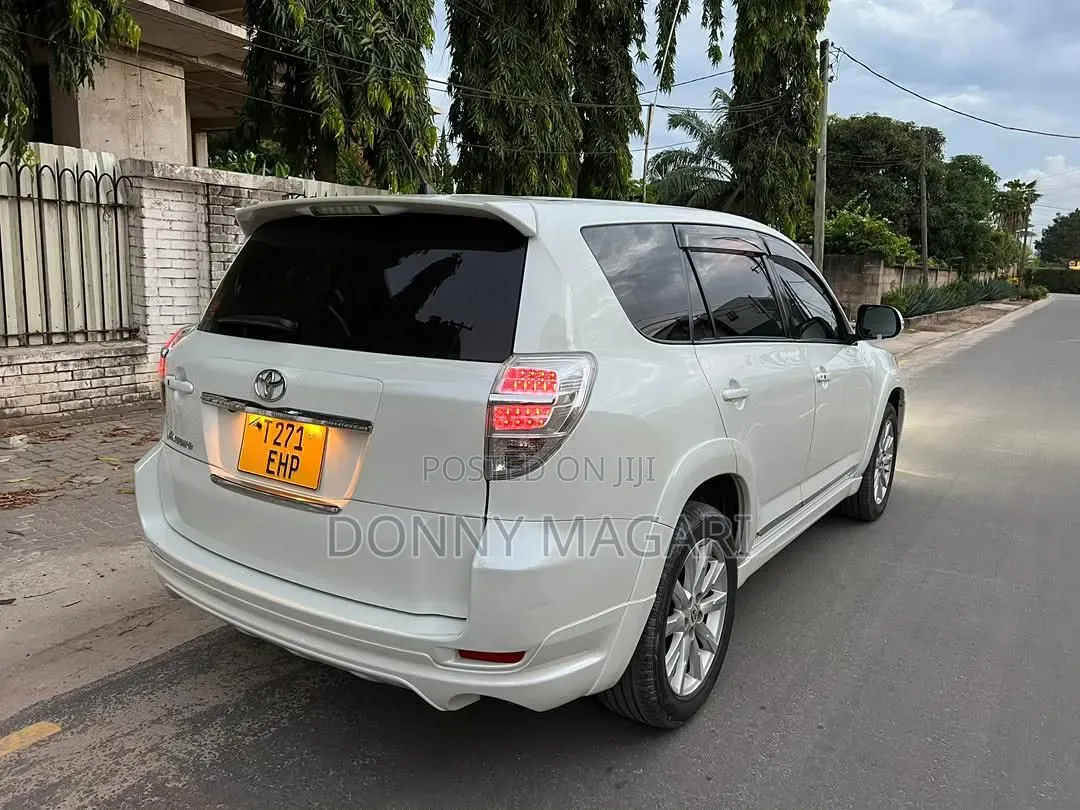 Toyota Vanguard 2011 White