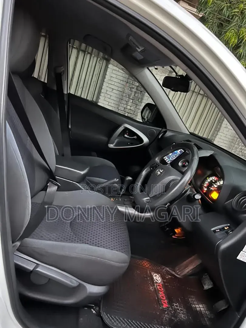 Toyota Vanguard 2011 White