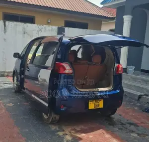 Toyota Porte 2004 Blue