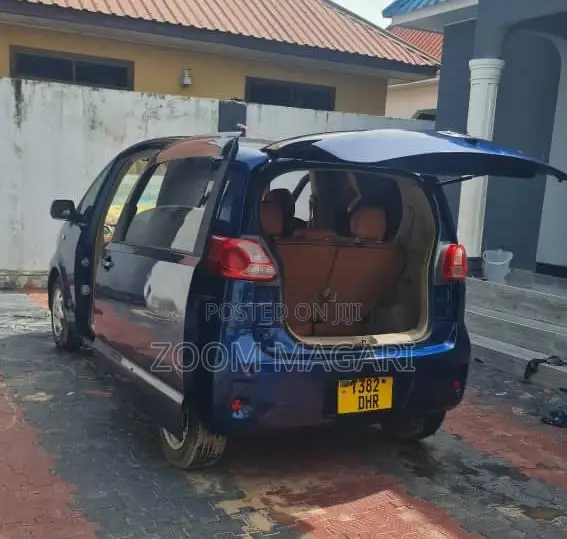 Toyota Porte 2004 Blue