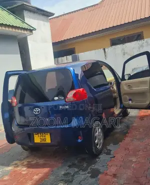 Toyota Porte 2004 Blue