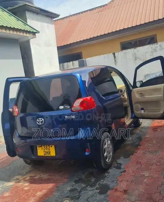 Toyota Porte 2004 Blue