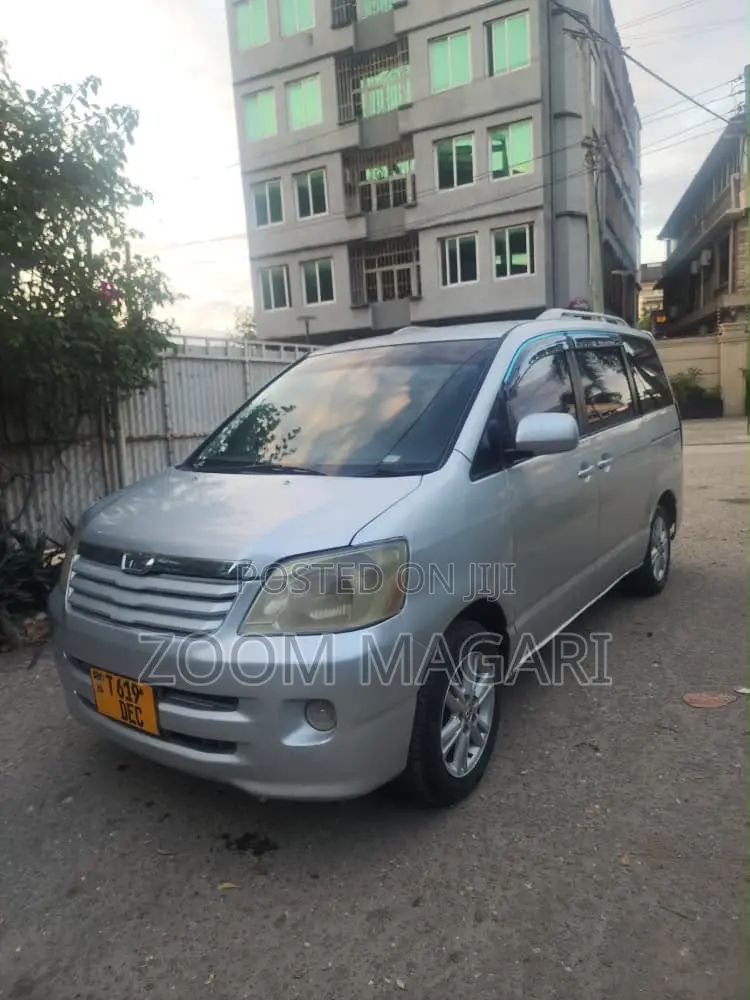Toyota Noah 2005 Silver