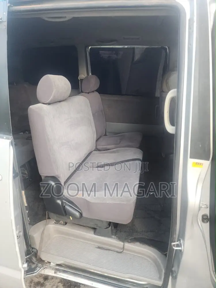 Toyota Noah 2005 Silver